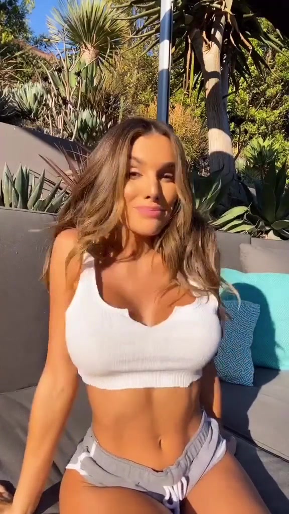 Lyna Perez!!! Sexy in pool – New video update