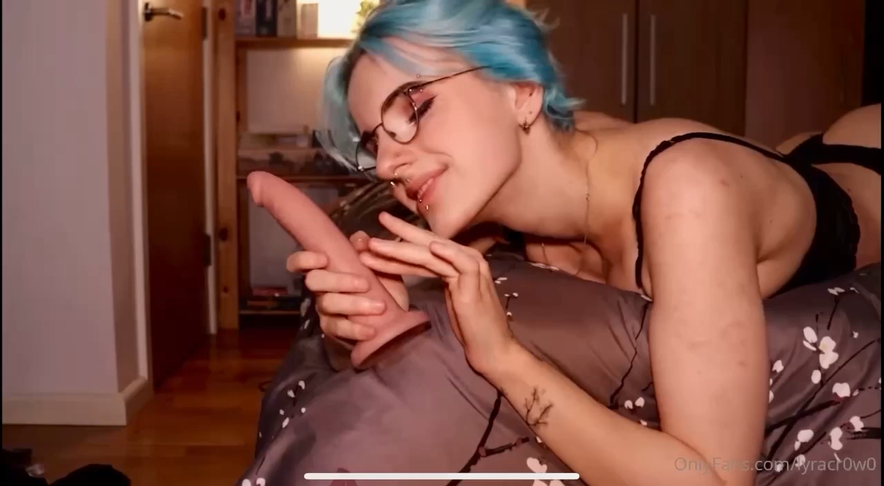 Lyracr0w0 naked play dildo on bed – new video