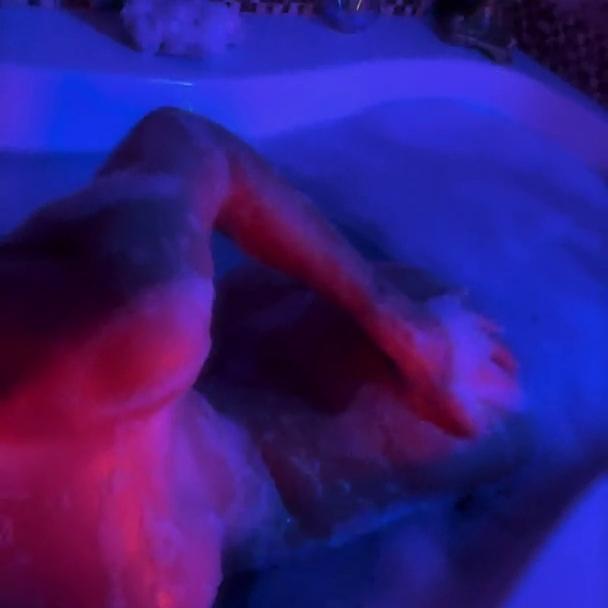 Rachel Cook Nude Bathtub Tease Video Leaked
