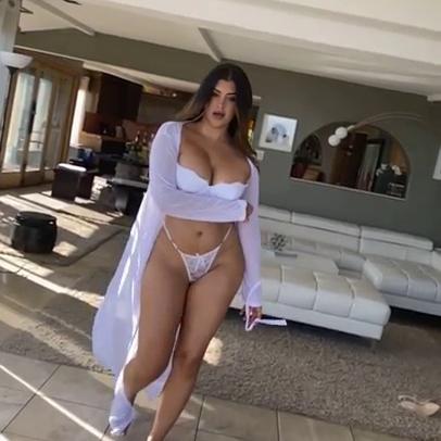 Emira Foods Nude Leaked Falling Into Daydream Video